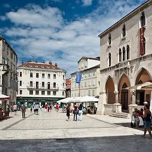 Main Square Split